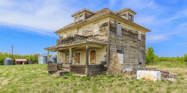 Övergiven gammal bondgård — Stockfoto