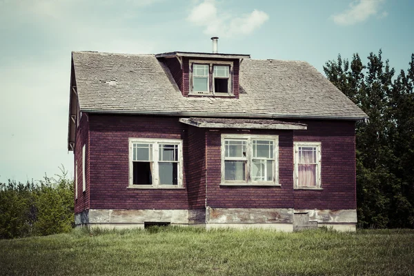 Заброшенный старый фермерский дом — стоковое фото