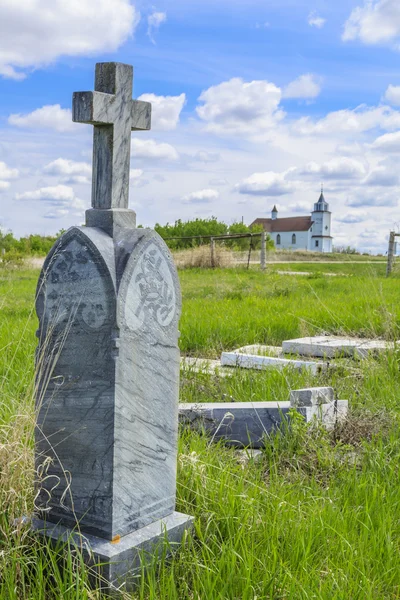 Les Pierres Tombales Dans Cimetière Près Une Vieille Église Campagne — Photo