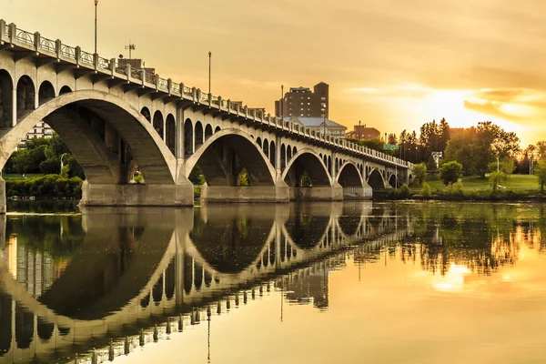 Ein Warmer Sommersonnenuntergang Über Der Stadt Saskatoon Zentralkanada Das Ruhige — Stockfoto