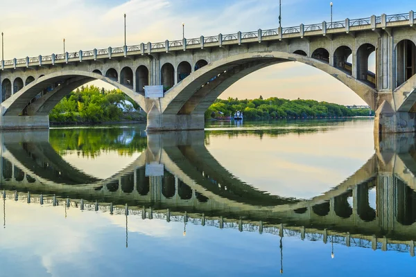 Las Tranquilas Aguas Del Río Saskatchewan Sur Fluyen Bajo Puente —  Fotos de Stock