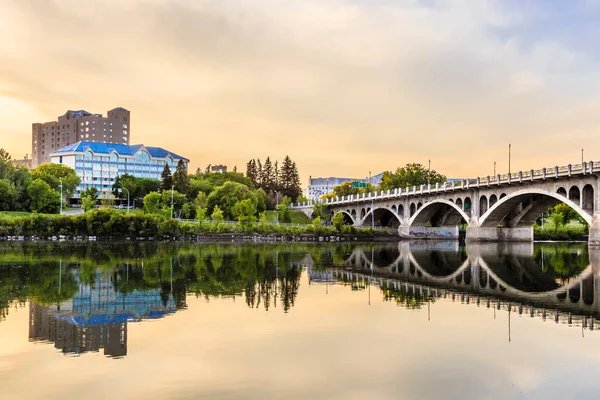 Ein Warmer Sommersonnenuntergang Über Der Stadt Saskatoon Zentralkanada Das Ruhige — Stockfoto