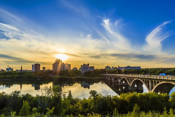 Warm Summer Sunset City Saskatoon Located Central Canada Calm Waters — Stock Photo, Image