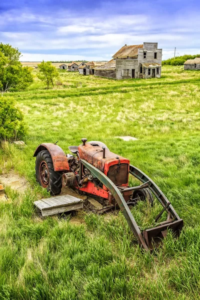 Oude rode trekker — Stockfoto