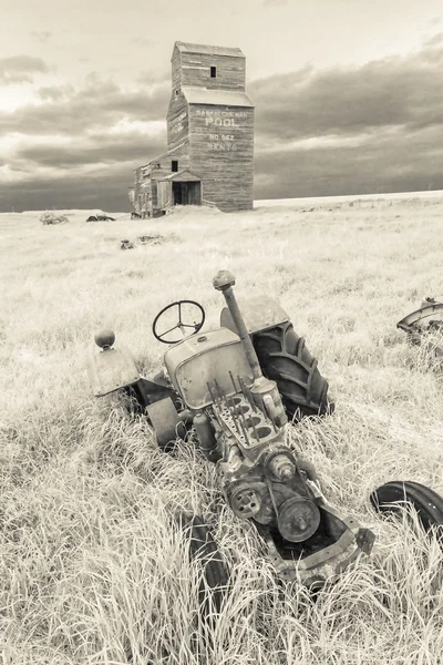 Tracteur Vintage abandonné — Photo