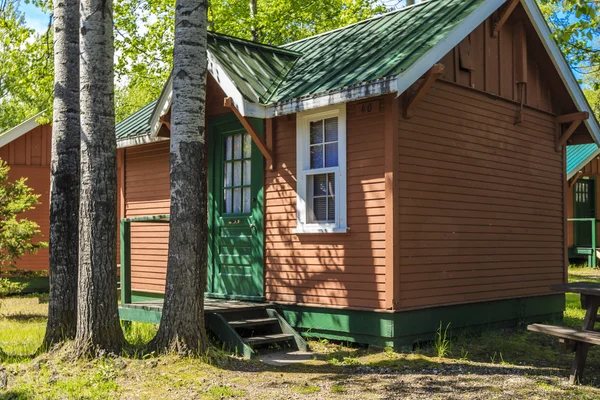 Pequena cabine de madeira — Fotografia de Stock