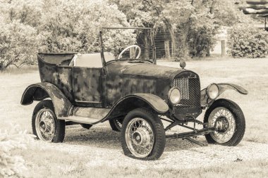 Eski model bir T Ford araba. Fotoğraf tek renk efektiyle tamamlandı.