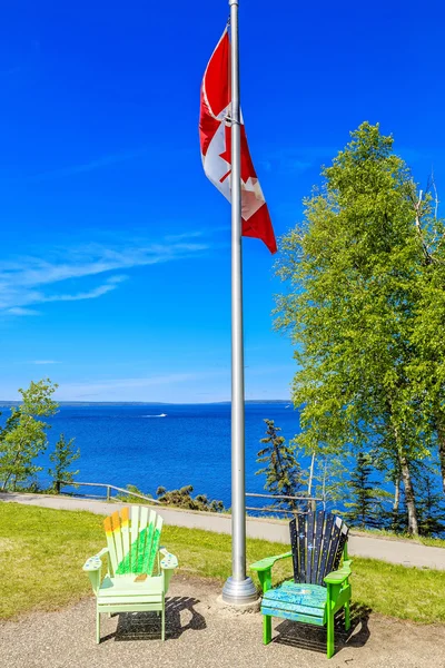 Ett Par Målade Solstolar Kanadensiska Flaggan Nära Sjö Sommardag — Stockfoto