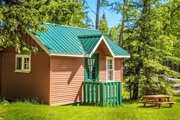 Cabina de madera pequeña —  Fotos de Stock