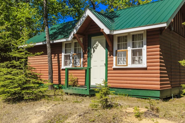 Pequena cabine de madeira — Fotografia de Stock