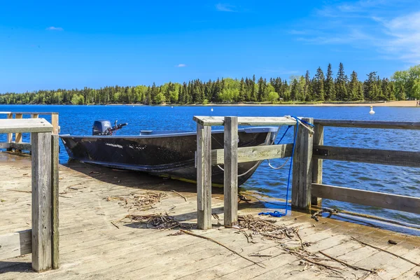 Liten Fiskebåt Förankrad Brygga — Stockfoto