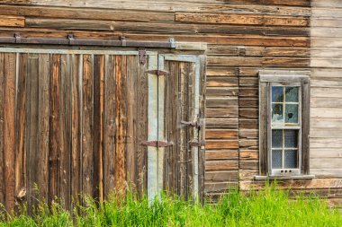 Küçük bir kasabada terk edilmiş eski bir dükkan.
