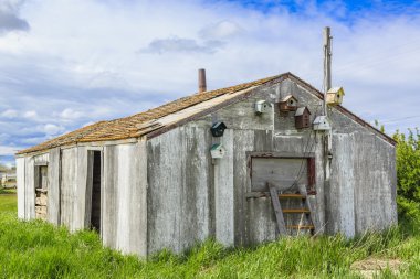Eski terk edilmiş bir binada küçük bir kasabasında bir yaz gününde.