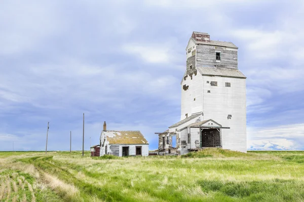 Elevador de grãos abandonado — Fotografia de Stock