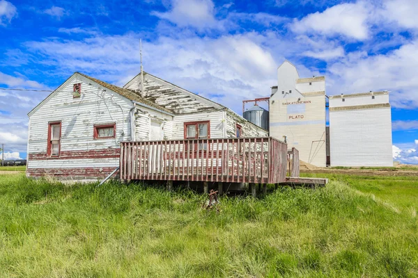 Een Oud Verlaten Huis Bij Graanlift Het Stadje Plato Saskatchewan — Stockfoto