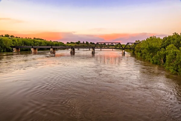 Steel Metal Bridge High River Waters Orange Glow Sunset Overhead — Stock Photo, Image