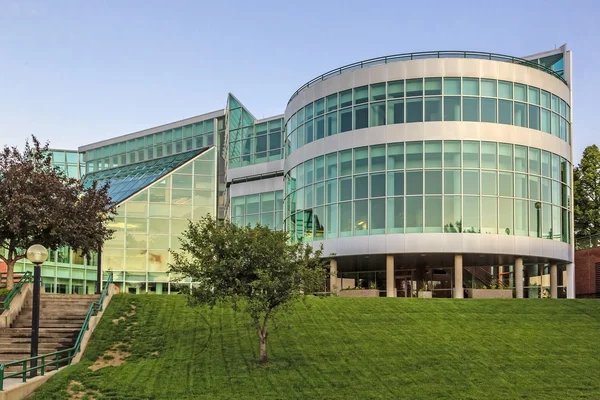 Modern Glazen Gebouw Met Reflecterend Blauw Glas — Stockfoto