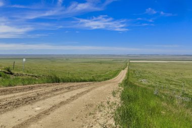Düzlüklerdeki eski toprak yol..