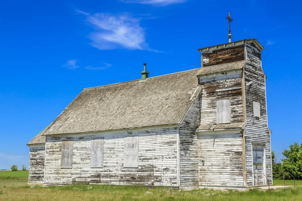 Eski Terk Edilmiş Beyaz Bir Kilise Yıpranmış Ahşap Beyaz Boyalı — Stok fotoğraf