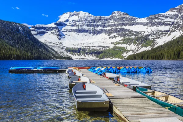 Situado Uma Bacia Glacial Cameron Lake Uma Jóia Escondida Alto — Fotografia de Stock