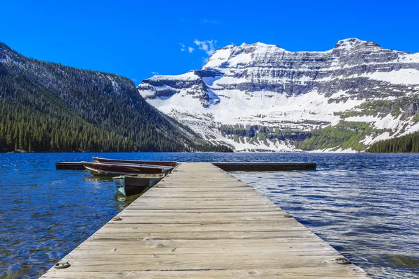 氷河の盆地に位置するキャメロン湖は カナダのロッキー山脈に隠された宝石です ウォータートン湖国立公園の一部であるキャメロン湖では ボート 息をのむような景色を楽しめます — ストック写真