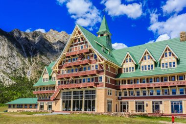 Kanada, Alberta 'daki Waterton Lakes Ulusal Parkı' ndaki Galler Prensi Oteli..