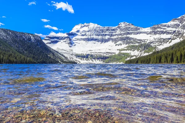 氷河の盆地に位置するキャメロン湖は カナダのロッキー山脈に隠された宝石です ウォータートン湖国立公園の一部であるキャメロン湖では すべてのスキルレベルのハイキングコース ボートや息をのむような景色を提供しています — ストック写真