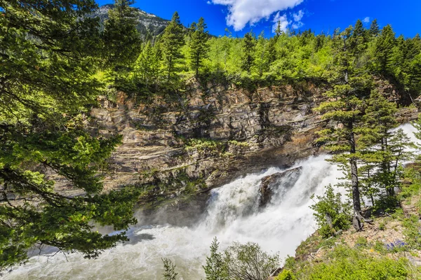 Burácející vodopády na jaře — Stock fotografie