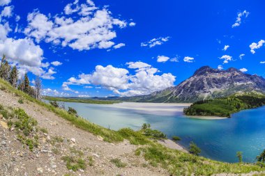 Orta Waterton Gölü