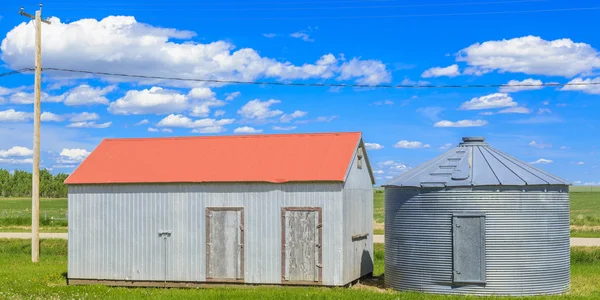 Küçük Bir Bina Çayırlardaki Bir Çiftlik Bahçesinde Yuvarlak Çelik Bir — Stok fotoğraf