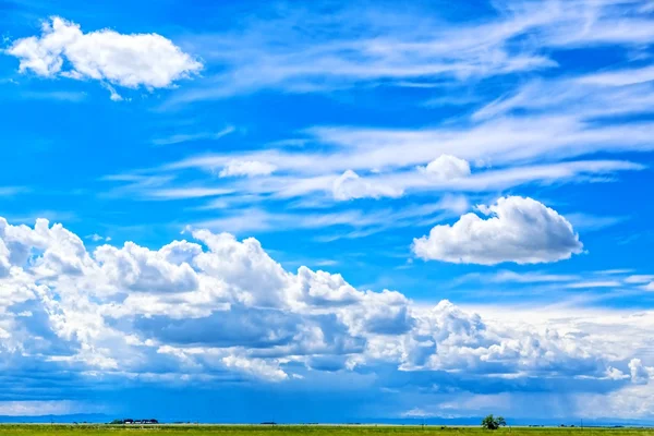 Het Vlakke Prairielandschap Met Groene Velden Pluizige Wolken Zomer — Stockfoto