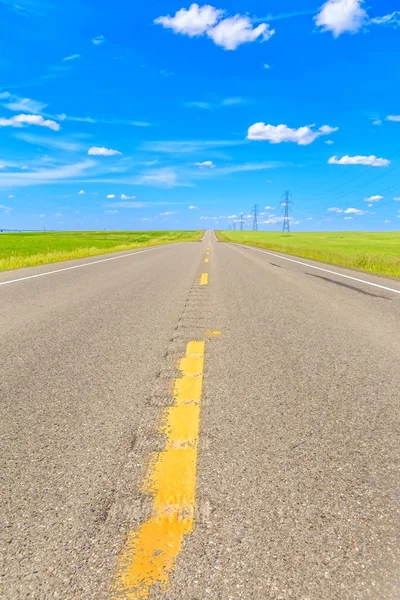 Lange Weg Het Vlakke Prairielandschap Vlakke Snelweg Heeft Ook Elektriciteitstorens — Stockfoto