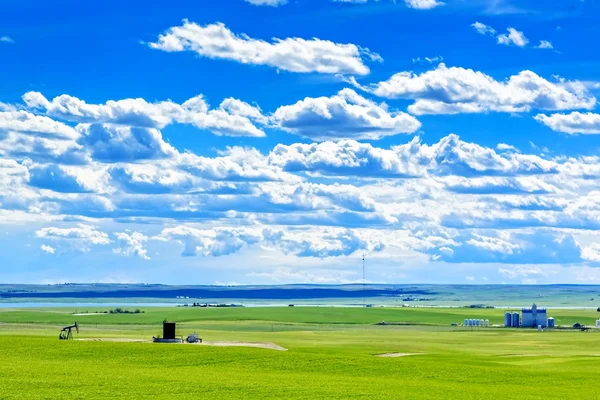 Die Flache Prärielandschaft Mit Den Grünen Feldern Und Flauschigen Wolken — Stockfoto