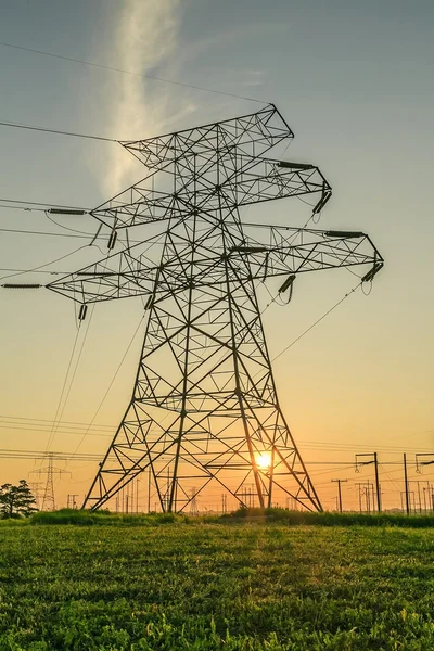 Överföring Står Hög Stödja Högspännings Ledare Luftledningar Från Generatorstation Upp — Stockfoto