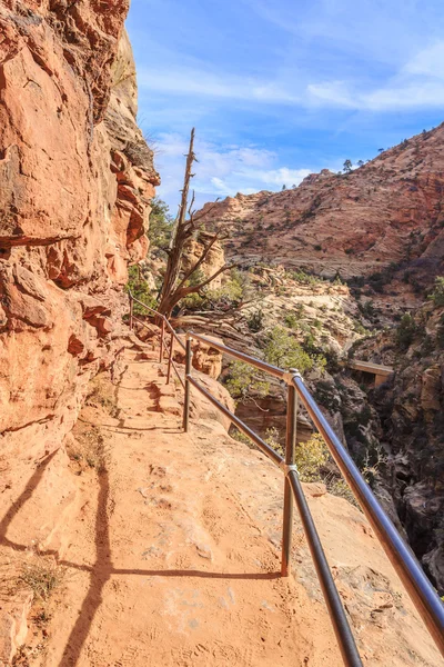 Schlucht mit Blick auf Wanderweg — Stockfoto