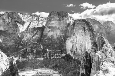 Angels Landing, Utah 'ın güneyindeki Zion Ulusal Parkı' nda bulunan bir kaya oluşumu. Zirveye çıkan patika parktaki en popüler yürüyüşlerden biri..