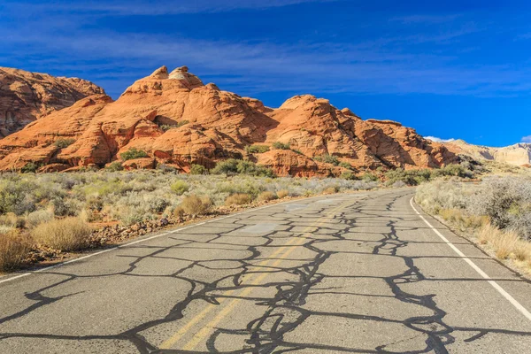 雪峡谷国家公园 Snow Canyon State Park 是美国犹他州的一个州立公园 其特色是由红山的红白纳瓦霍砂岩雕刻而成的峡谷 公园位于华盛顿县的艾文斯 犹他州和圣乔治附近 — 图库照片