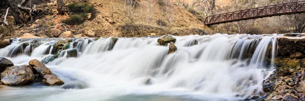 Agua Cascada Cae Sobre Río Virgen Base Corte Los Patriarcas —  Fotos de Stock