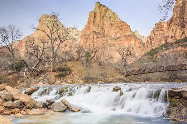 Agua Cascada Cae Sobre Río Virgen Base Corte Los Patriarcas — Foto de Stock