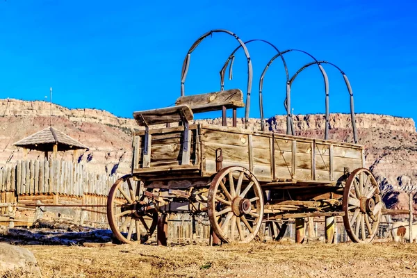 Vecchio Carro Coperto Dal Vecchio Ovest Con Forte Sullo Sfondo — Foto Stock