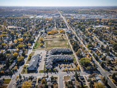 Saskatchewan, Saskatchewan 'daki Adelaide Churchill' in renkli devrilmiş ağaçları ve yerleşim sokaklarıyla hava görüntüsü..