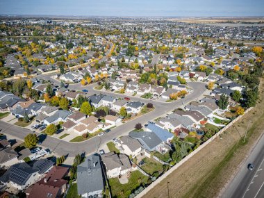 Saskatchewan, Saskatchewan 'daki Arbor Deresi' nin havadan görünüşü konut evleri, parklar ve yeşil alanları gösteriyor..