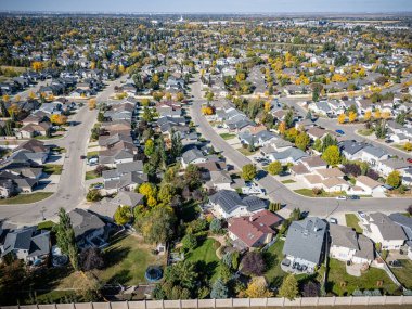 Saskatchewan, Saskatchewan 'daki Arbor Deresi' nin havadan görünüşü konut evleri, parklar ve yeşil alanları gösteriyor..