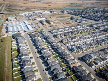 Saskatchewan, Saskatoon 'daki Brighton hava manzarası, renkli sonbahar ağaçları, evler ve göletleri gösteriyor..