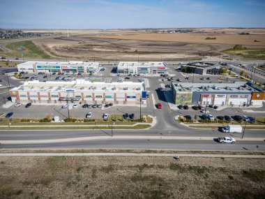 Saskatchewan, Saskatoon 'daki Brighton hava manzarası, renkli sonbahar ağaçları, evler ve göletleri gösteriyor..