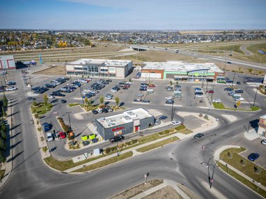 Saskatchewan, Saskatoon 'daki Brighton hava manzarası, renkli sonbahar ağaçları, evler ve göletleri gösteriyor..