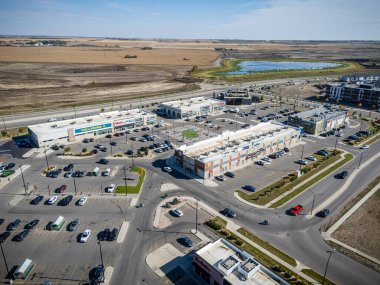 Saskatchewan, Saskatoon 'daki Brighton hava manzarası, renkli sonbahar ağaçları, evler ve göletleri gösteriyor..