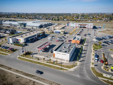 Saskatchewan, Saskatoon 'daki Brighton hava manzarası, renkli sonbahar ağaçları, evler ve göletleri gösteriyor..