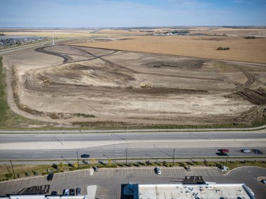 Saskatchewan, Saskatoon 'daki Brighton hava manzarası, renkli sonbahar ağaçları, evler ve göletleri gösteriyor..