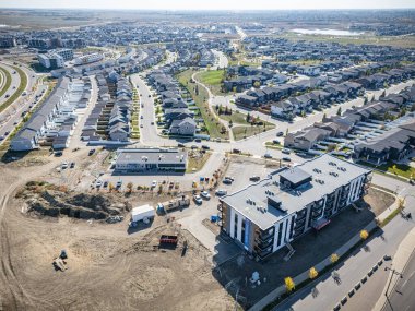 Saskatchewan, Saskatoon 'daki Brighton hava manzarası, renkli sonbahar ağaçları, evler ve göletleri gösteriyor..